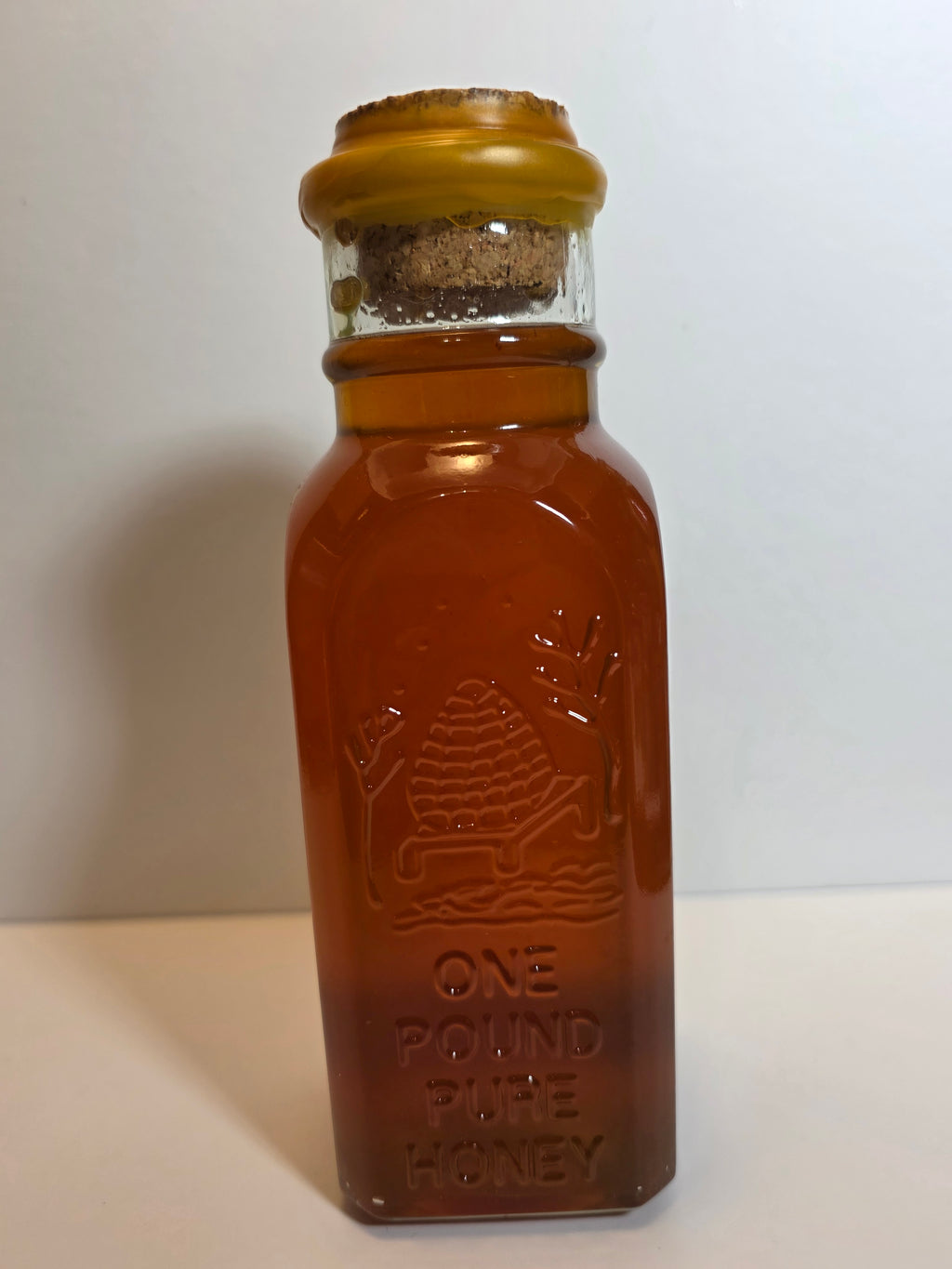 Fresh, Raw Premium Honey in Muth Bottle