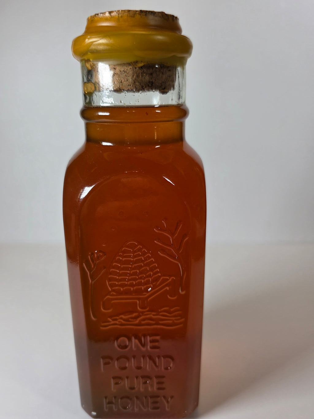 Fresh, Raw Premium Honey in Muth Bottle