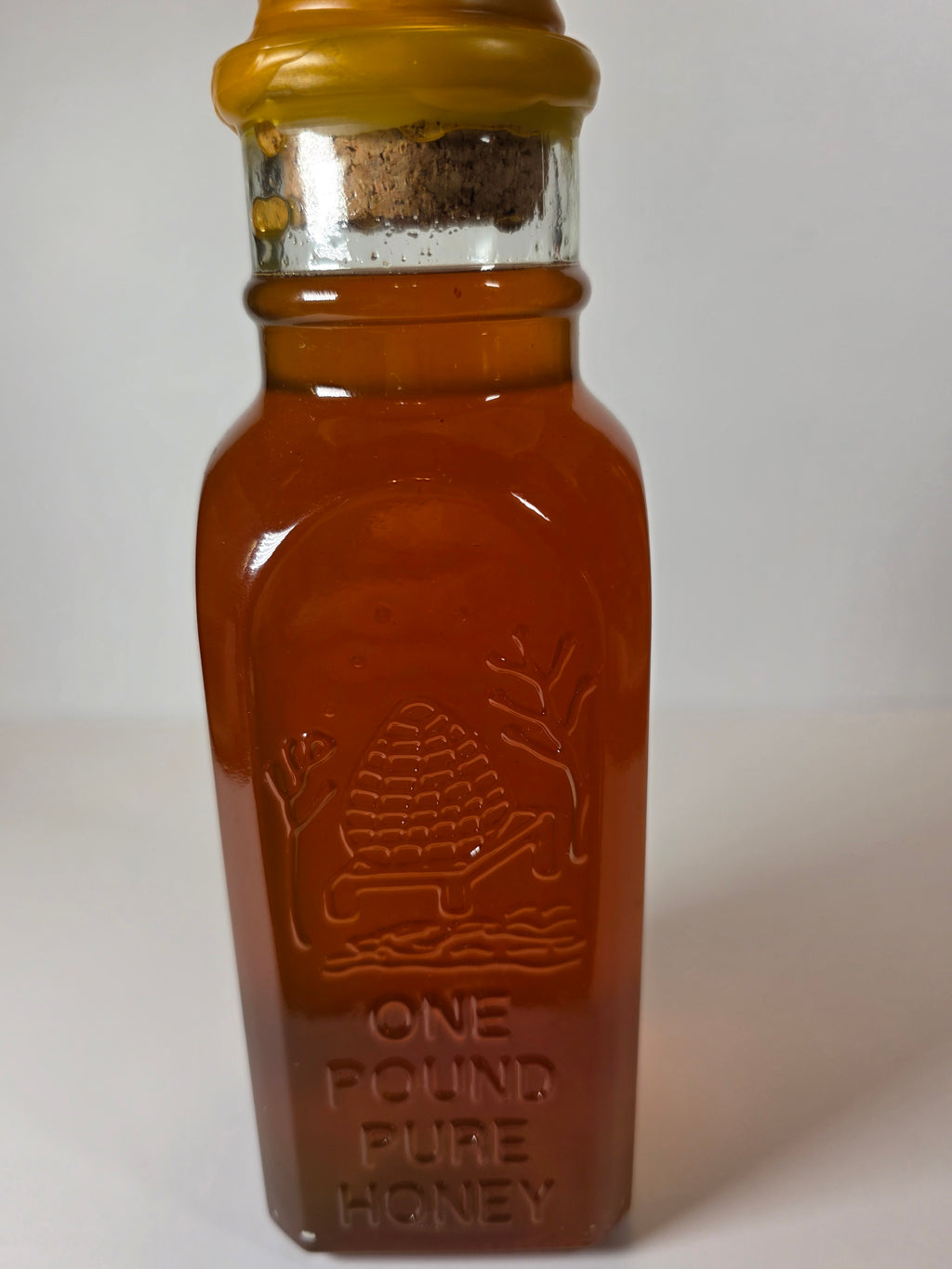 Fresh, Raw Premium Honey in Muth Bottle